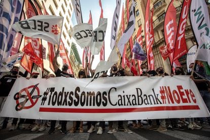 Protesta de empleados contra el ERE de CaixaBank este martes en Valencia.