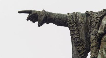 El dedo de Crist&oacute;bal Col&oacute;n, seg&uacute;n la estatua que lo conmemora en la ciudad de Barcelona.