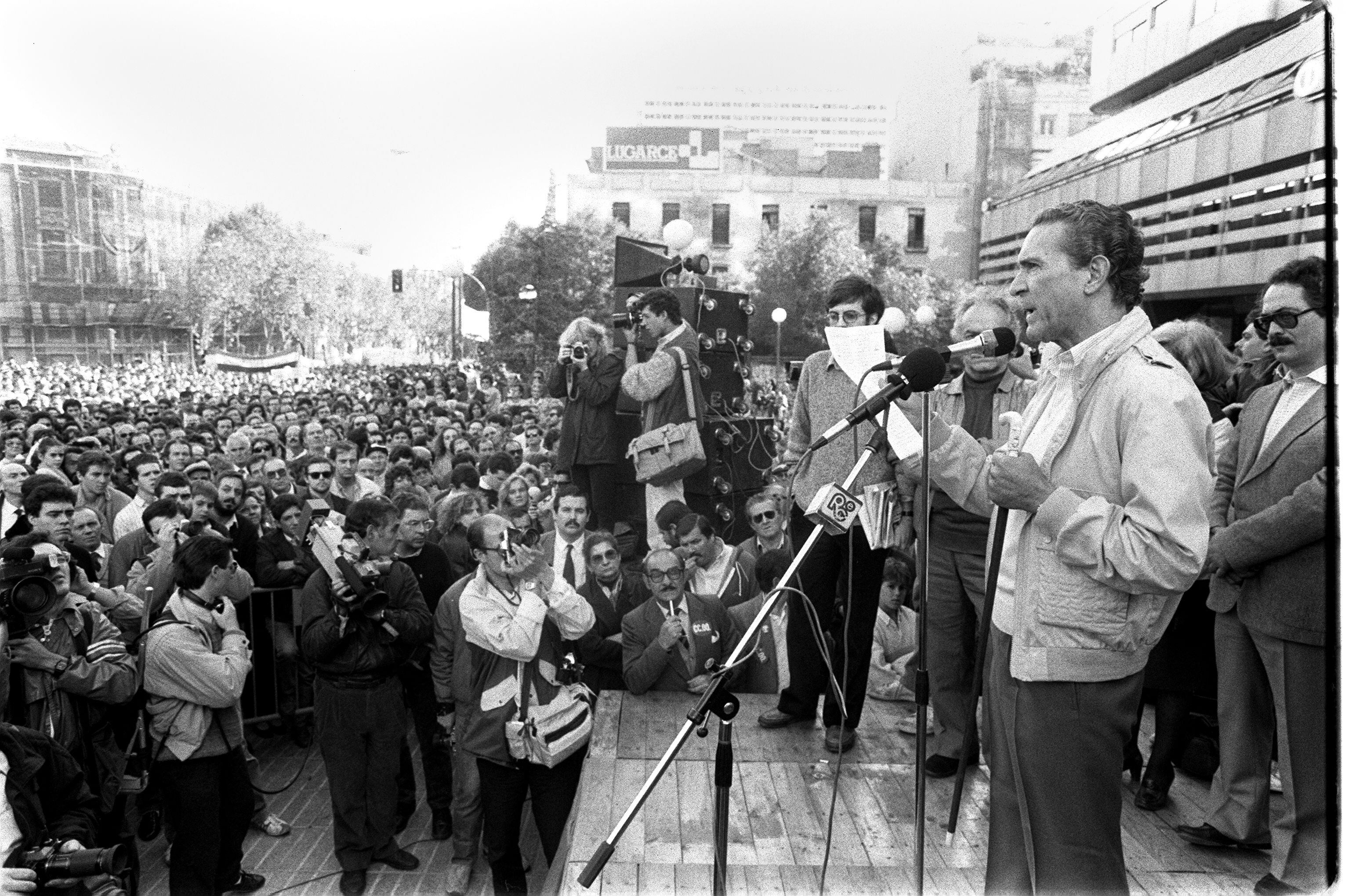 El escritor Antonio Gala lee un manifiesto contra la entrada de España en la OTAN, en un acto en Madrid en marzo de 1986.