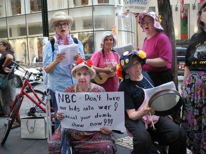 Un grupo de mujeres protesta contra la emisión del programa en el exterior de los estudios de la NBC en Nueva York.