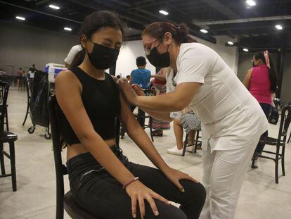 Una menor, de 14 años, recibe la vacuna contra la covid-19 en Mérida, Yucatán.