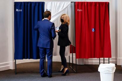 El presidente francés, Emmanuel Macron, y su esposa, Brigitte, se disponen a votar el 20 de junio en Le Touquet (norte de Francia)
