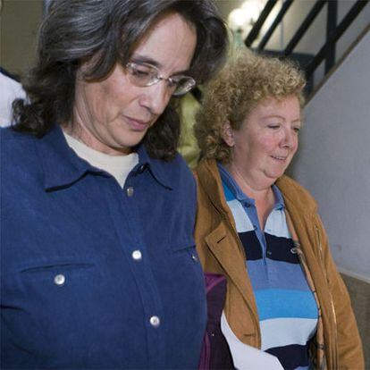 La ex gerente del CDEIB, Antònia Ordinas, y su esposa, la soprano Isabel Roselló, a su salida hoy de los juzgados conducidas por agentes del Cuerpo Nacional de Policía.