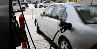 Imagen de archivo de un coche repostando gasolina.