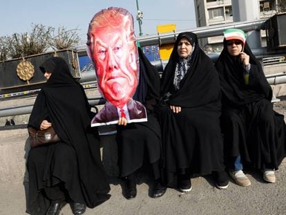 Un grupo de mujeres iran&iacute;es posa con una efigie de Donald Trump, en los actos conmemorativos por el 39 aniversario del triunfo de la Revoluci&oacute;n Isl&aacute;mica, en Teher&aacute;n, el 11 de febrero de 2018