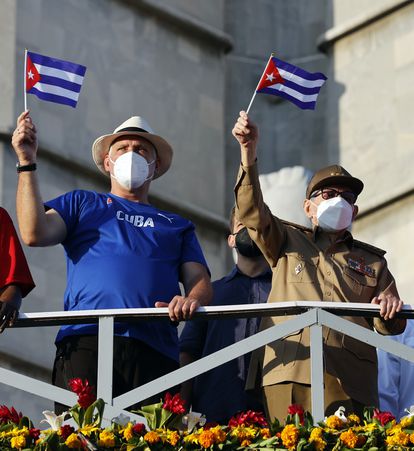 El presidente cubano Miguel Diaz-Canel y el expresidente Raúl Castro participan en el desfile por el primero de mayo hoy, en La Habana (Cuba).