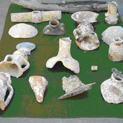Restos de ánforas y de otros objetos decomisados por la Guardia Civil en la Operación Bahía II.