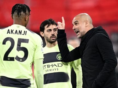 Pep Guardiola da instrucciones a Akanji y Bernardo Silva durante la vuelta de cuartos de final de Champions frente al Bayern de Múnich.