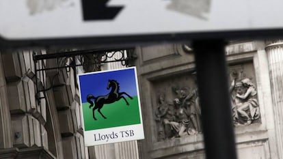 Señal de una sucursal de Lloyds, en la City de Londres.