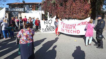 Vecinos de la Ca&ntilde;ada protestan en marzo por el derribo de unas viviendas.