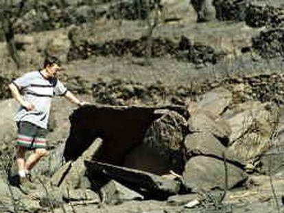 DOLMEN:(GI.-100) 22.08.00 - Palau Saverdera(Girona). A raiz del incendio que quemó mas de 6000 hectareas en el Alt Empordà el pasado 6 y 7 de agosto se ha descubierto un nuevo dolmen, la Fabrosa II, del cual se tenian noticias desde principios del pasado