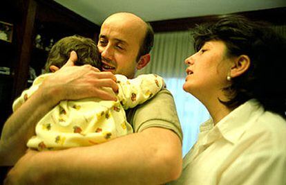 José Martínez y Josefa Ruiz, con su hijo Mario, el miércoles en su casa de Vilanova i la Geltrú (Barcelona).
