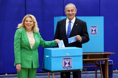 El líder del Likud, Benjamín Netanyahu, y su esposa, Sara, votan este martes en un colegio electoral de Jerusalén.