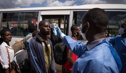 Un sanitario toma la temperatura en una estación de autobuses en Kigali (Ruanda). 