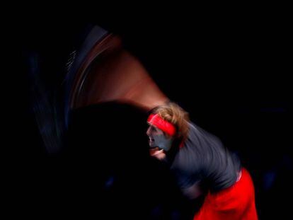 Zverev sirve durante el partido de semifinales contra Federer, este sábado en el O2 de Londres.