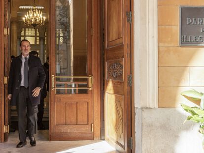 El presidente del Parlament balear, Gabriel Le Senne, a su salida del Parlament, este lunes, tras ser expulsado del grupo de Vox.