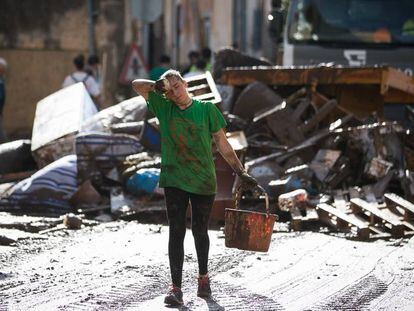 Tareas de limpieza en el pueblo en Sant Llorenç.