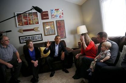 El presidente Obama se reúne con una familia en Omaha (Nebraska), primera etapa de una breve gira por EE UU