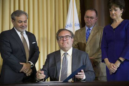 Andrew Wheeler, de la EPA, firma la norma de Energía Limpia Asequible.