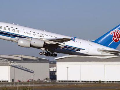 Un Airbus comprado por China Southern Airlines despega del centro de entrega de pedidos en Francia.