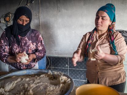 Watha y Dicle, dos aldeanas que preparan masa de pan en la panadería autogestionada del pueblo. El pan se vende tanto en la tienda de Jinwar como en algunos pueblos vecinos.