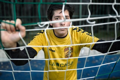 Ángel Berrocal durante un entrenamiento en el Centro Deportivo Municipal La Chopera, en el Retiro. Hasta allí se desplazan los Dragones una vez por semana para disfrutar de la sensación de jugar en un campo de césped.