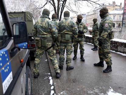 Soldados de la misión OTAN-EUFOR en Sarajevo, el lunes.