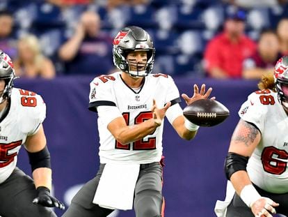August 28, 2021: Tampa Bay Buccaneers quarterback Tom Brady (12) during the first quarter against the Houston Texans at NRG Stadium in Houston, Texas. . Mandatory Credit: Maria Lysaker / ZUMA Press. (Credit Image: ¬© Maria Lysaker/ZUMA Press Wire)
