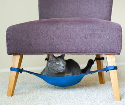 Tumbona que se ubica debajo de una silla, creado por Catcrib