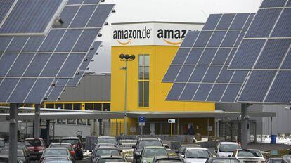 Fachada del centro logístico de Amazon en Bad Hersfeld (Alemania).