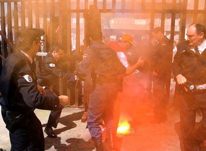 Varios agentes tratan de evitar la entrada de los armadores en la cámara autonómica.