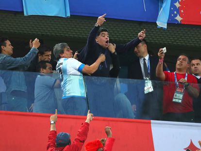 Maradona gesticula durante el partido del Mundial que enfrentó a Argentina con Nigeria, en San Petersburgo.