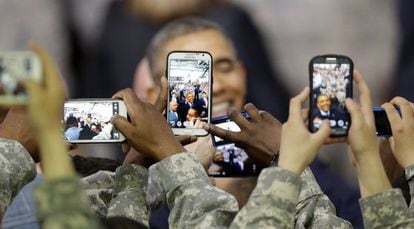 Soldados estadounidenses fotografían al presidente Barack Obama con sus móviles en una base militar en Seúl (Corea del Sur).