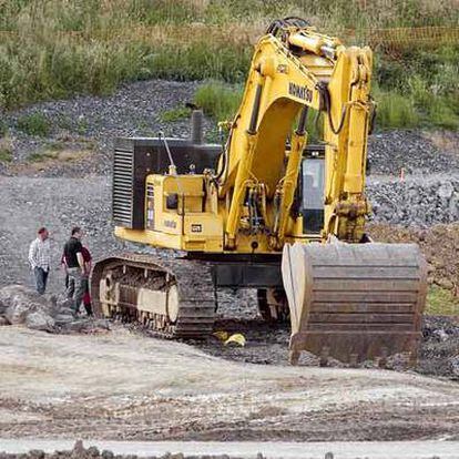 Trabajadores de Amenábar examinan una de las excavadoras afectadas por los ataques de ETA en la madrugada de ayer