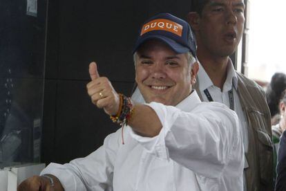 El candidato presidencial Iván Duque saluda mientras compra un pasaje en el metro de Medellín.