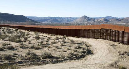 Muro que separa Estados Unidos de México.