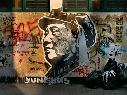 Un grafiti dedicado a Mao en el barrio londinense de Hoxton, junto a bolsas de la basura.