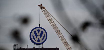 Logotipo de Volkswagen en sus oficinas administrativas en la f&aacute;brica de Volkswagen en Wolfsburgo (Alemania).