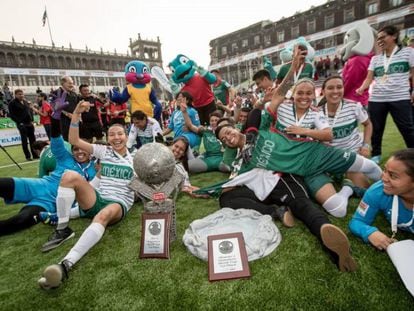 Los equipos mexicanos tras ganar el Mundial.