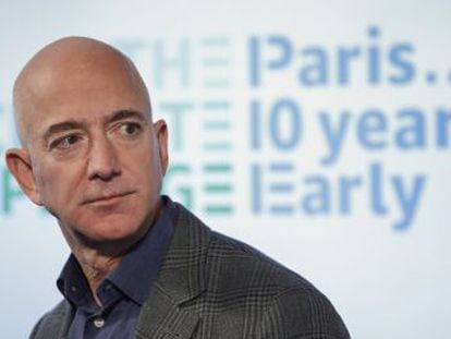 El empresario compra 100.000 furgonetas eléctricas y promete que Amazon cumplirá los objetivos del Acuerdo de París diez años antes de lo establecido