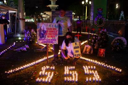 Los padres de Luz María del Rocío López Morales participan en la vigilia realizada para conmemorar a las mujeres víctimas de feminicidio, en Ciudad de Guatemala.