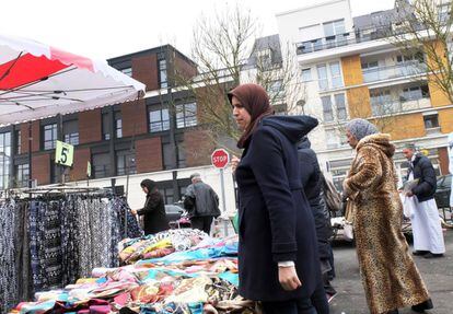 Mujeres musulmanas en el mercado de Trappes, Paris.