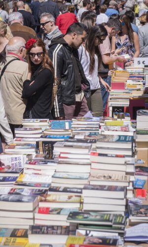 Concentración de libros y gente en la Rambla barcelonesa, ayer.