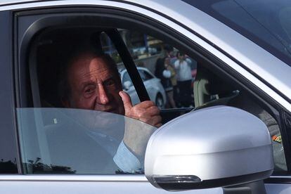 Juan Carlos I, a su llegada en coche el jueves a Sanxenxo.