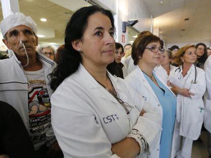 Sanitarios protestan en Terrassa ante los recortes en la concertada. 