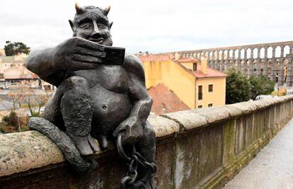 Escultura del diablo instalada frente al acueducto de Segovia.