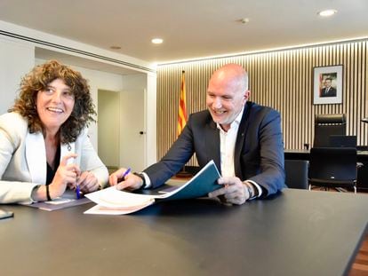 La exconsejera y el consejero de Acción Climática la Generalitat, Teresa Jordà y David Mascort, durante el traspaso de carteras en junio pasado.