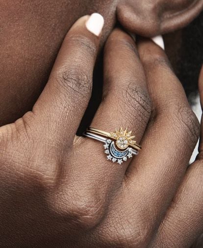 El ` Hermoso S De La Mujer Da Llevar a Cabo El Joyero Del Vintage, La Mano  Con El Esmalte De Uñas Perfecto Y Los Anillos De Plata Foto de archivo 