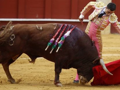 Paco Ure&ntilde;a, durante la lidia de su primer toro, ayer martes en la corrida en la plaza de La Malagueta.