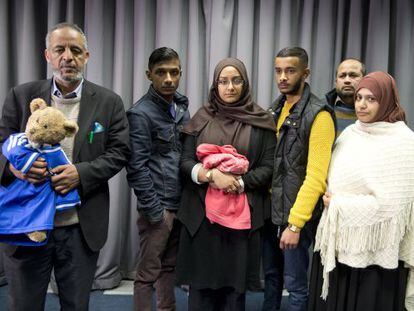 Familiares de las huidas Abase y Begum, tras comparecer el d&iacute;a 22 en Londres.